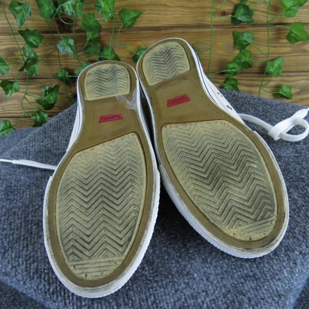 Levi's Men Low Top Sneaker White Canvas‎ Size 11 Medium  Used 2025